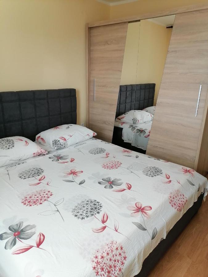 Apartmani Andelo I Ruzica Mundanije Exteriör bild