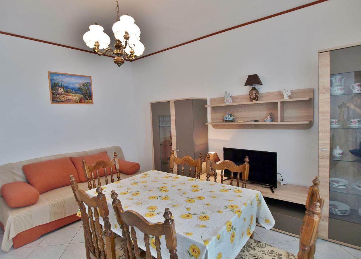 Apartmani Andelo I Ruzica Mundanije Exteriör bild